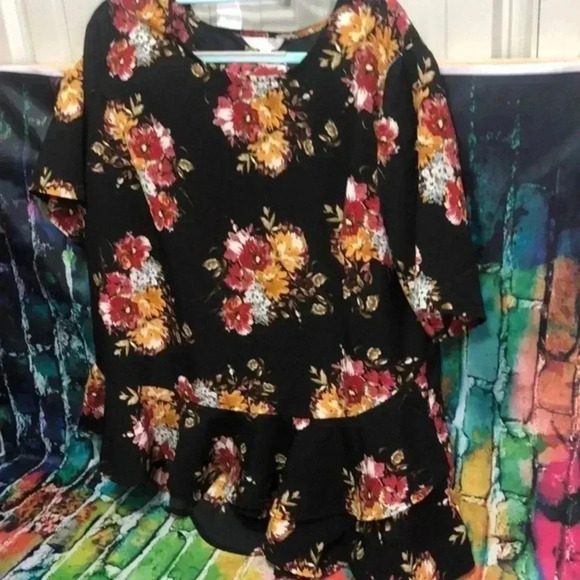 Time and tru plus size top/blouse‎ XL 16-18 black with floral - Picture 1 of 7